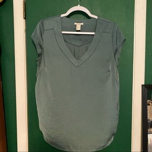 H&M women’s olive green V neck top